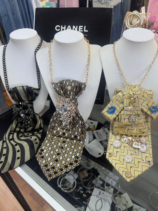 Tie necklace